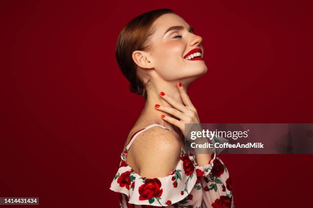 明るいメイクをした美しい感情的な女性 - 赤の口紅 ストックフォトと画像