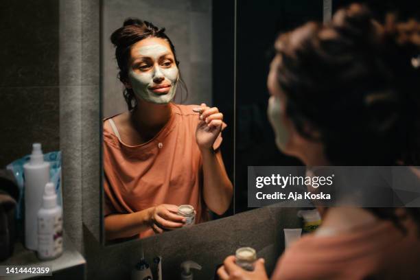 meine nachtroutine. - kosmetikmaske stock-fotos und bilder