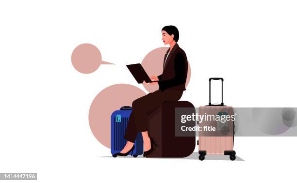 junge geschäftsfrau, die einen laptop im abflugbereich des flughafens benutzt. - valise stock-grafiken, -clipart, -cartoons und -symbole