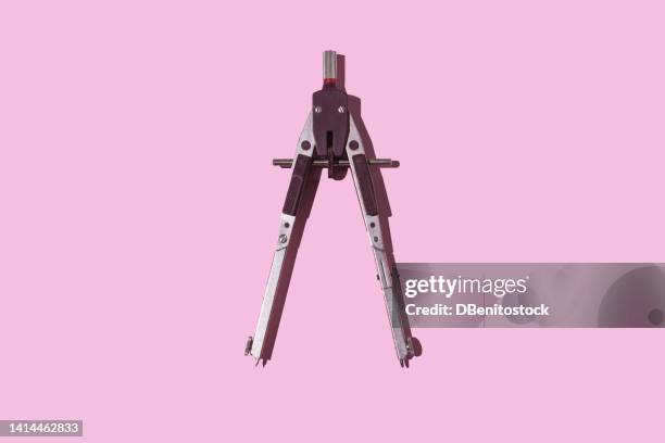 compass to draw circles with exact measurements, on a pink background. concept of technical drawing, circle, measurement, accuracy, round, architecture and design. - compas à pointes sèches photos et images de collection