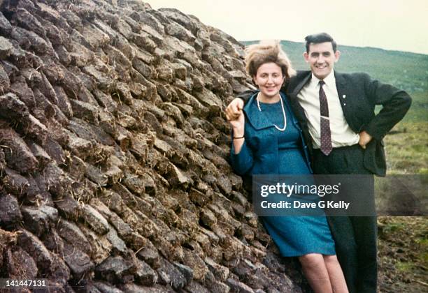 couple beside turf sods - county donegal 個照片及圖片檔