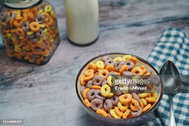 cheerios cornflakes serviert in einer schüssel zum frühstück - cheerios stock-fotos und bilder