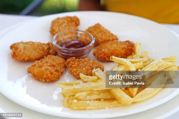 frozen chicken nuggets and french fries on plate - oak leaf - fotografias e filmes do acervo