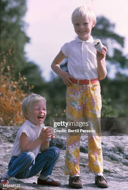 two girls playing with mud ice-cream - 1967 stock pictures, royalty-free photos & images