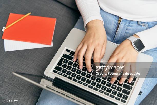 irreconocible teenager on laptop with  online classes - working on laptop in train top view stock pictures, royalty-free photos & images