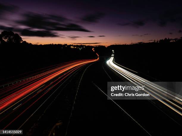 senderos de luz para automóviles en la autopista - vehicle light fotografías e imágenes de stock