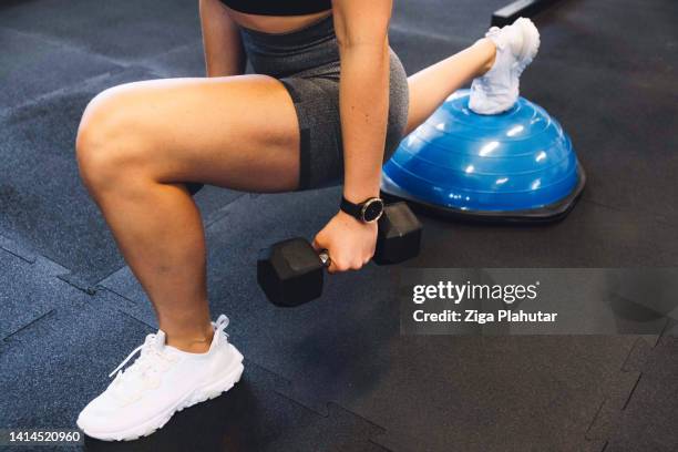 fermer la taille de la femme vers le bas en faisant des fentes - entraînement-aux-haltères photos et images de collection