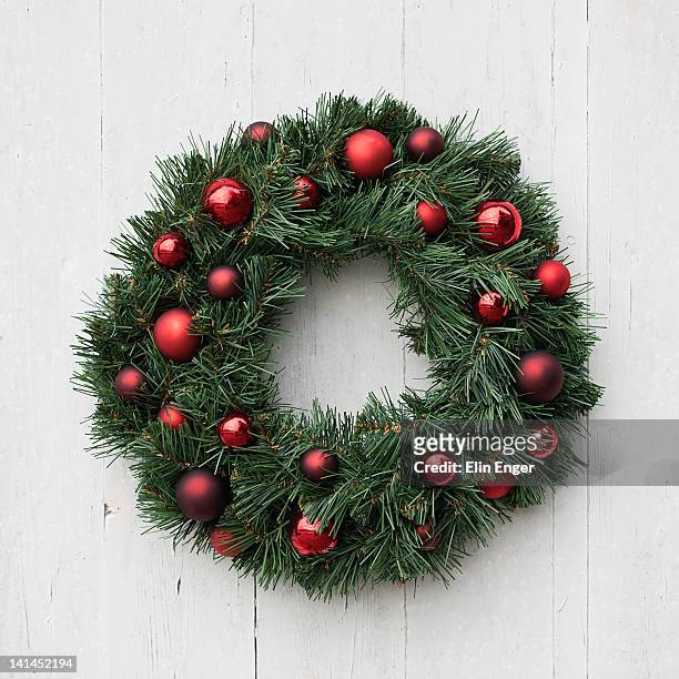 christmas wreath - wreath stock-fotos und bilder