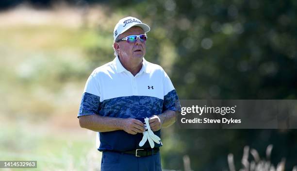 Billy Mayfair puts on his glove before hitting his tee shot on the fifth hole during the first round of the Boeing Classic at The Club at Snoqualmie...