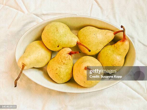 pears in oval bowl - birnen foto e immagini stock