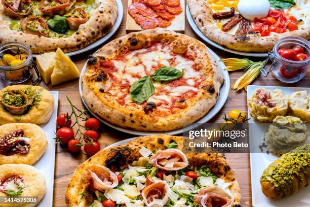 a delicious and tasty variety of italian pizzas of the original tradition of naples - naples italy stockfoto's en -beelden