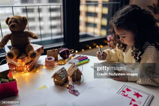 bambina che disegna biglietti di natale - art and craft foto e immagini stock