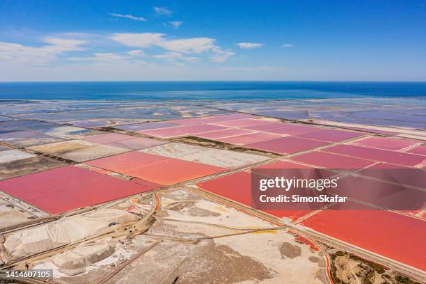 vista idílica de alto ángulo del lago salado contra el cielo azul durante el día soleado - cloud sales fotografías e imágenes de stock