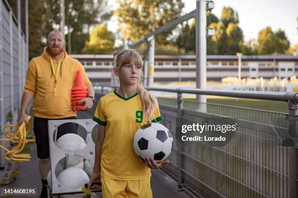 soccer father and daughter preparing a coaching session - sportoefening stockfoto's en -beelden