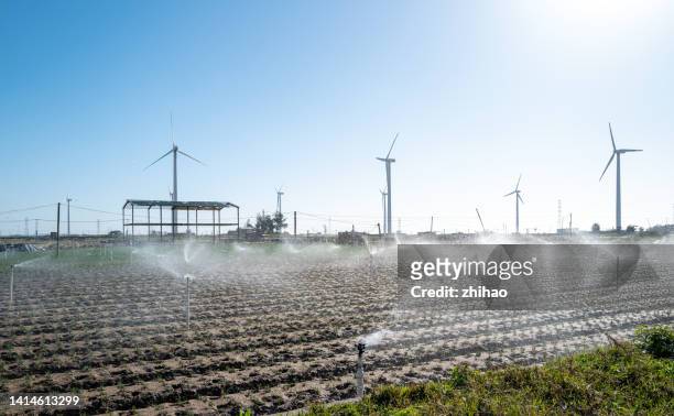 farm wind farm - comercio de derechos de emisión fotografías e imágenes de stock