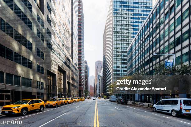 street with skyscrapers in manhattan financial district, new york city, usa - distrito financeiro de manhattan - fotografias e filmes do acervo