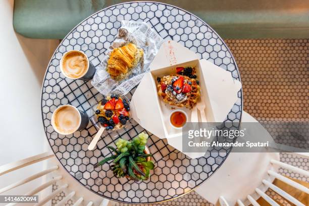 healthy breakfast prepared for takeaway from a cafe, directly above view - breakfast to go stock-fotos und bilder