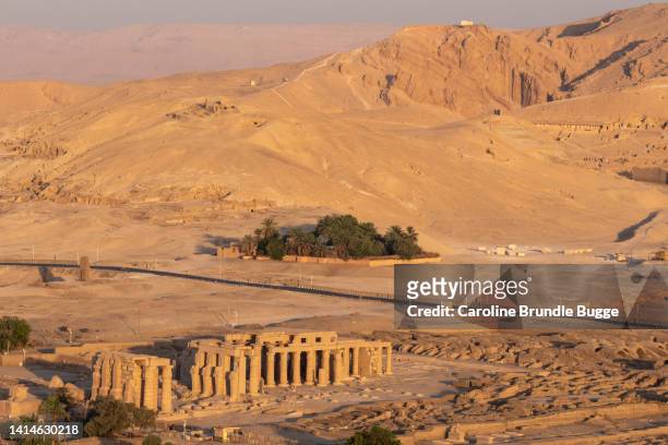 ramesseum, theban necropolis, egypt - sand sculpture stockfoto's en -beelden