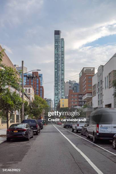 old residential district with a view to modern high rise buildings - long island city stockfoto's en -beelden