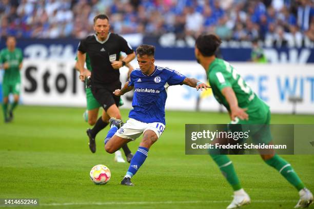 Rodrigo Zalazar of FC Schalke 04 scores their sides first goal during the Bundesliga match between FC Schalke 04 and Borussia Mönchengladbach at...