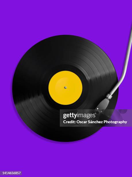 needle of a record player on a vinyl record - dj imagens e fotografias de stock