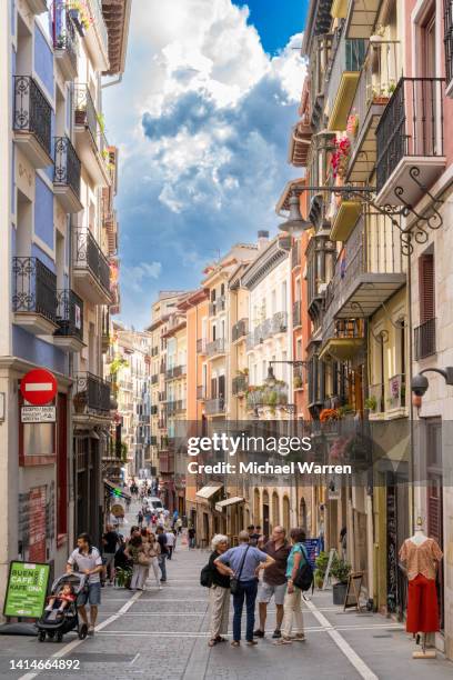 pamplona españa escena callejera - pamplona fotografías e imágenes de stock