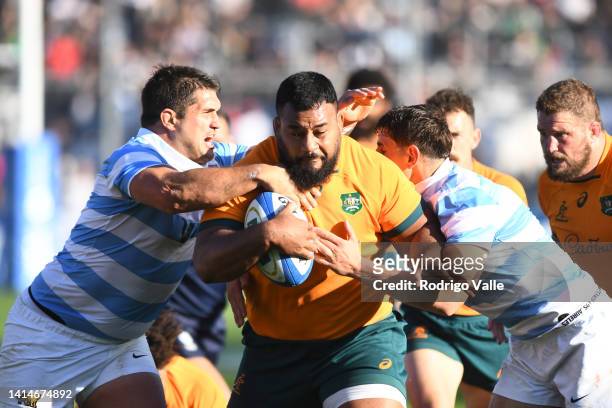 Taniela Tupou of Australia attempts to avoid a tackle from Francisco Gomez Kodela of Argentina during a Rugby Championship match between Argentina...