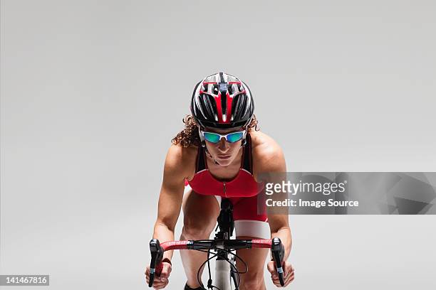 mujer ciclista - ciclismo fotografías e imágenes de stock