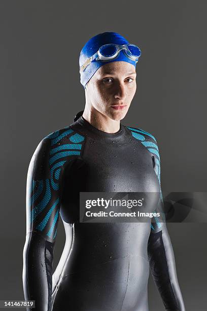porträt von eine weibliche schwimmer - neoprenanzug stock-fotos und bilder