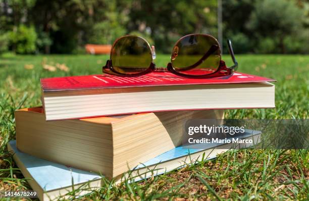 books and glasses - occhiali da lettura foto e immagini stock