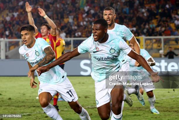 Denzel Dumfries of Inter celebrates the winning goal with his coach Simone Inzaghi during the Serie A match between US Lecce and FC Internazionale at...