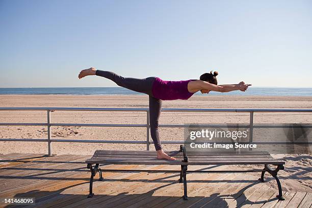 mujer de yoga pose on promenade - leggings fotografías e imágenes de stock