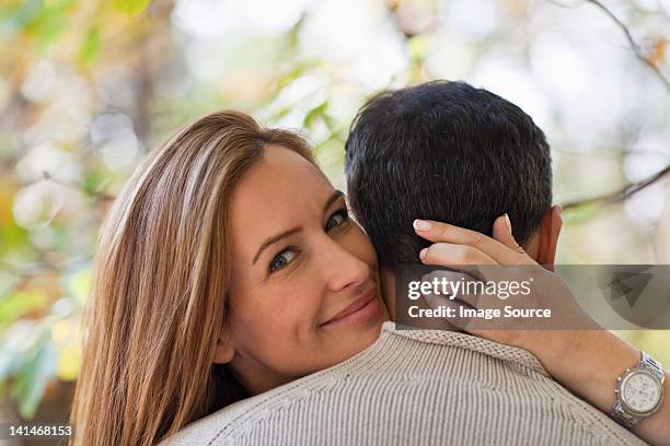 mulher abraçando o homem - hair love - fotografias e filmes do acervo