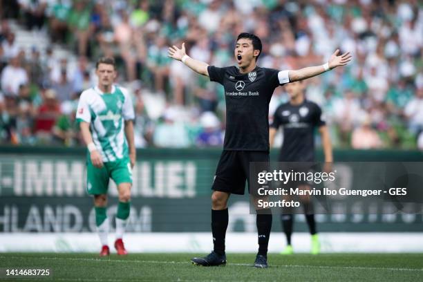 Wataru Endo of Stuttgart gives his team instructions during the Bundesliga match between SV Werder Bremen and VfB Stuttgart at Wohninvest...