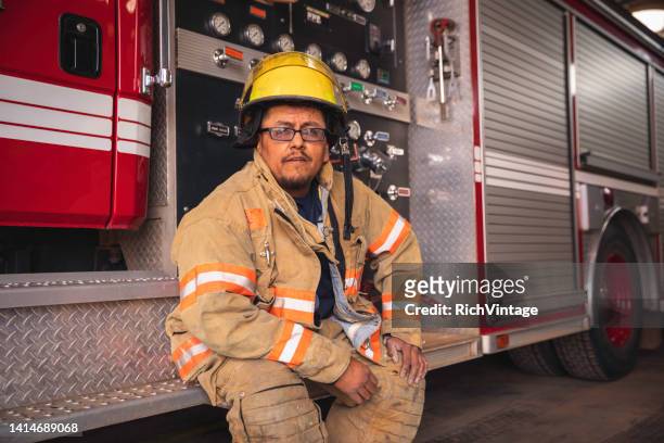 portrait de pompier dans une caserne de pompiers - utah stock photos et images de collection