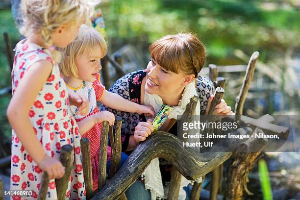 mother with daughters at zoo - familie zoo stock-fotos und bilder