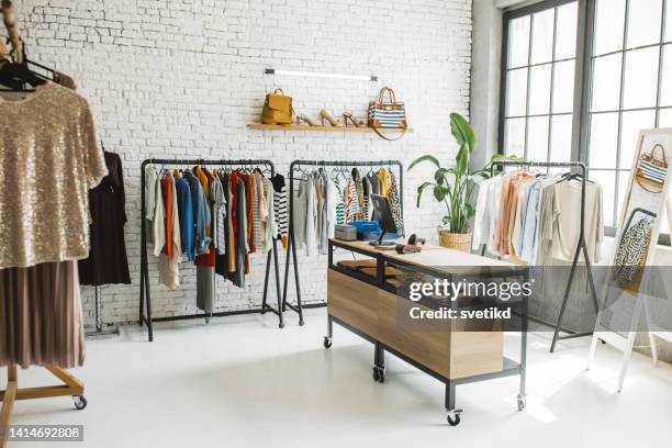 sustainable shopping - clothing store imagens e fotografias de stock