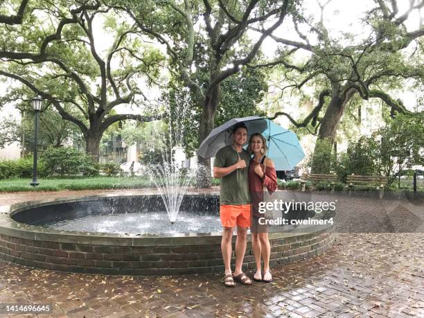 junges paar steht an einem brunnen in savannah, georgia - georgia love stock-fotos und bilder