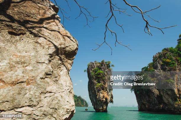 beautiful view of khao phing kan island in thailand, in phang nga bay northeast of phuket - james bond island stock pictures, royalty-free photos & images