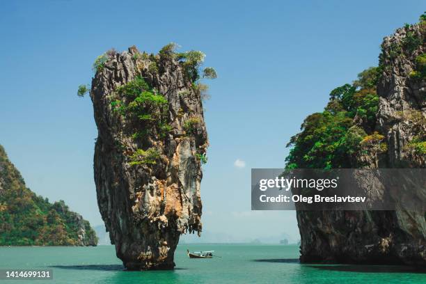 beautiful view of khao phing kan island in thailand, in phang nga bay northeast of phuket - james bond island stock pictures, royalty-free photos & images