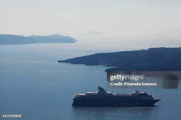 cruise ship sailing across the archipelago of santorini - archipelago stock pictures, royalty-free photos & images