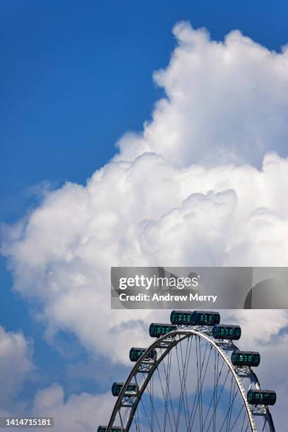 large cloud and singapore flyer ferris wheel - singapore flyer - fotografias e filmes do acervo