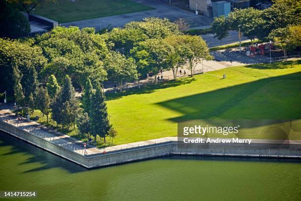 public park on reclaimed land marina bay, singapore - andrea park stock pictures, royalty-free photos & images