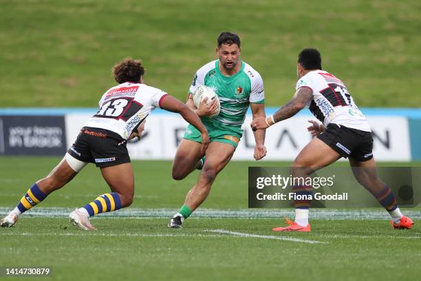 Louis Rogers of Manawatu goes for the middle during the round two Bunnings NPC match between North Harbour and Manawatu at North Harbour Stadium, on...