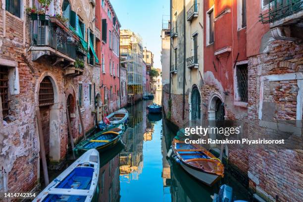 canal as seen from ponte dei conzafelzi in castello, venice, italy. this section of venice has small canal and narrow streets. - venetië italië stockfoto's en -beelden