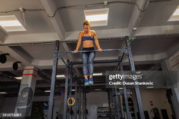 pull-ups are the best for body strength - hand on chin stockfoto's en -beelden