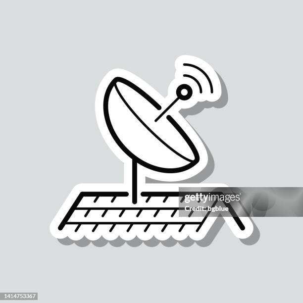 satellitenschüssel auf dem dach. symbolaufkleber auf grauem hintergrund - fernsehantenne stock-grafiken, -clipart, -cartoons und -symbole