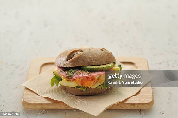 egg, avocado and ham bagel sandwiches - まな板 ストックフォトと画像