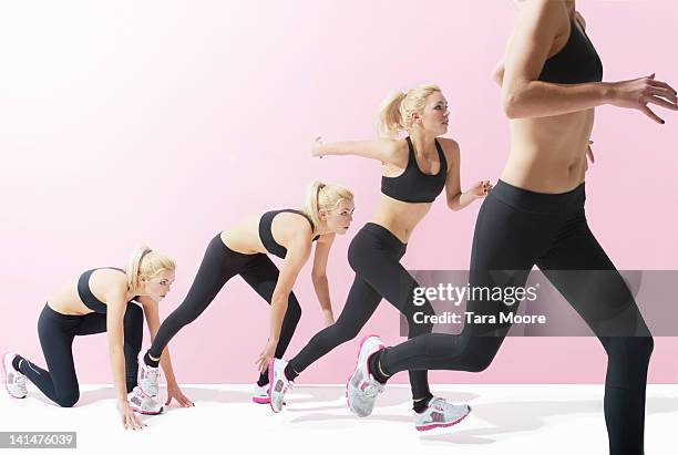 woman runner going from start to running - meervoudig beeld stockfoto's en -beelden