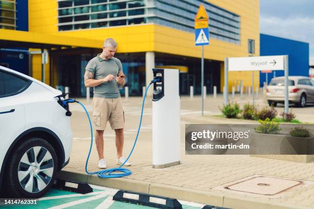electric vehicle lifestyle - alternative fuel vehicle stock pictures, royalty-free photos & images